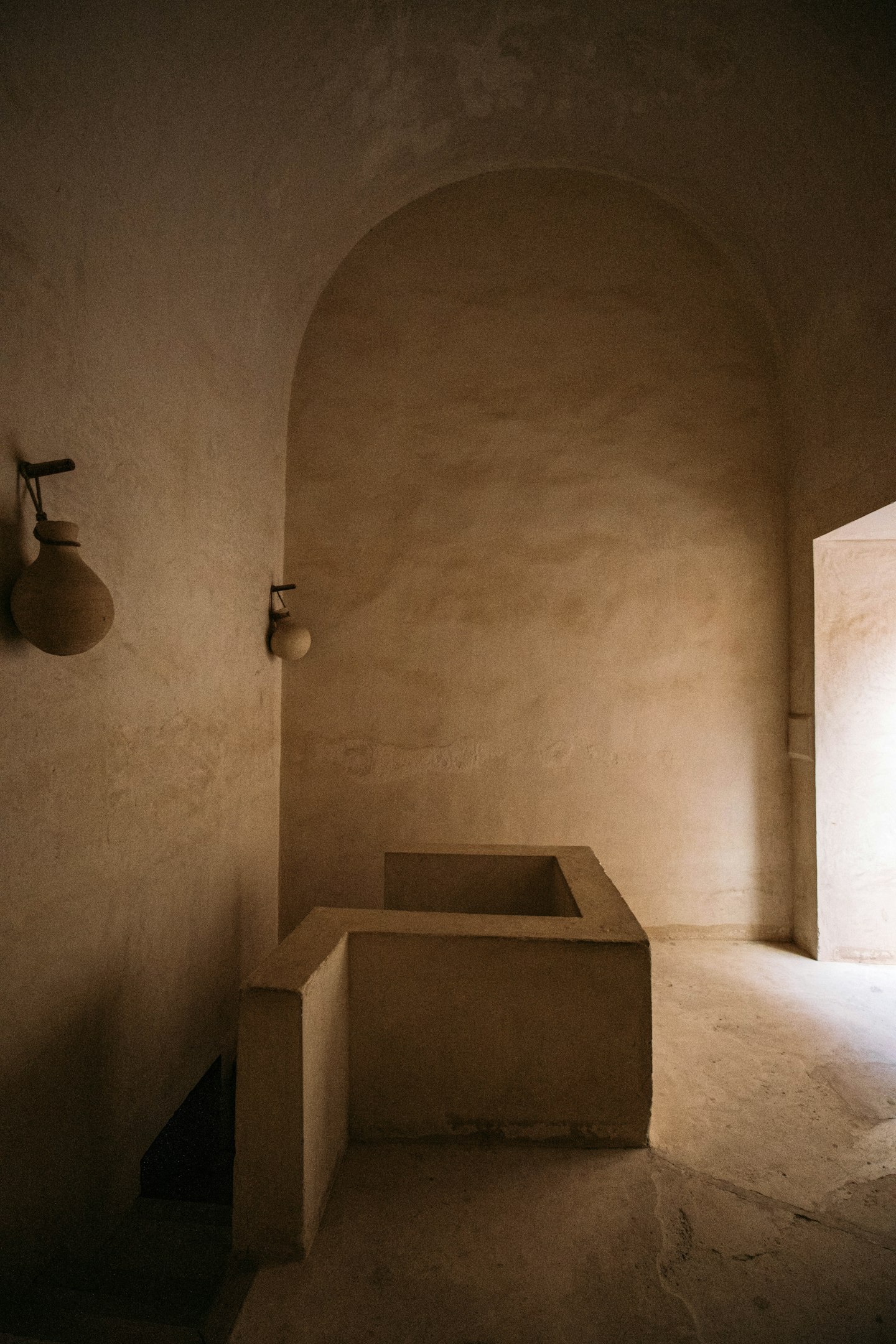 A room in warm lime plaster with a low built-in bench